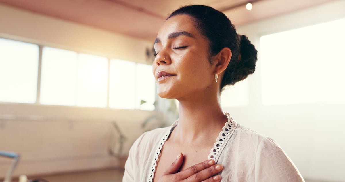 Mujer en calma practicando respiración y mindfulness