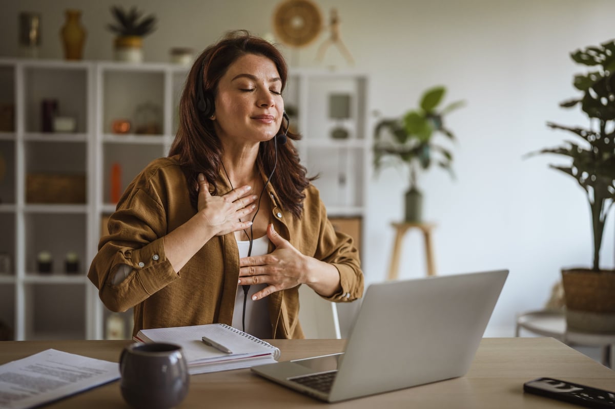 Mujer practicando respiración consciente para el bienestar mental
